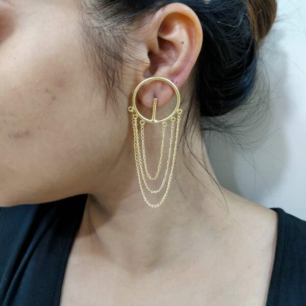 Goldplated Circular Earrings with Delicate Chain Hangings Body