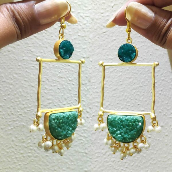 Green Drusy Golden Frame Fashion Earring with Pearl Fringe in Hand